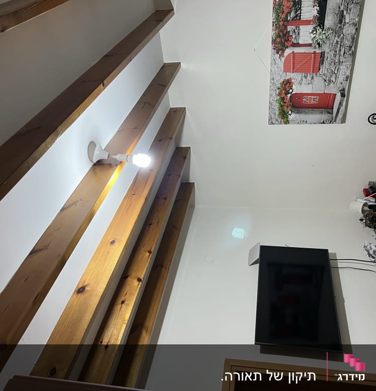 מנורה דולקת על קיר עם קרני עץ